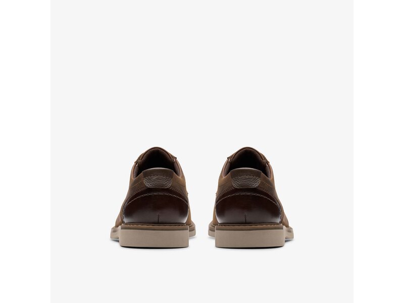 Clarks - Radcliff Low Beeswax Leather - Braun 