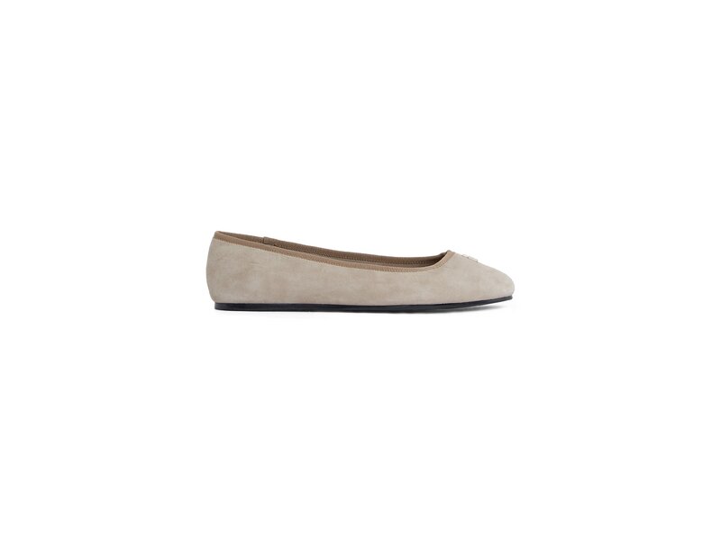Tommy Hilfiger - TH HARDWARE SUEDE BALLERINA - Beige 